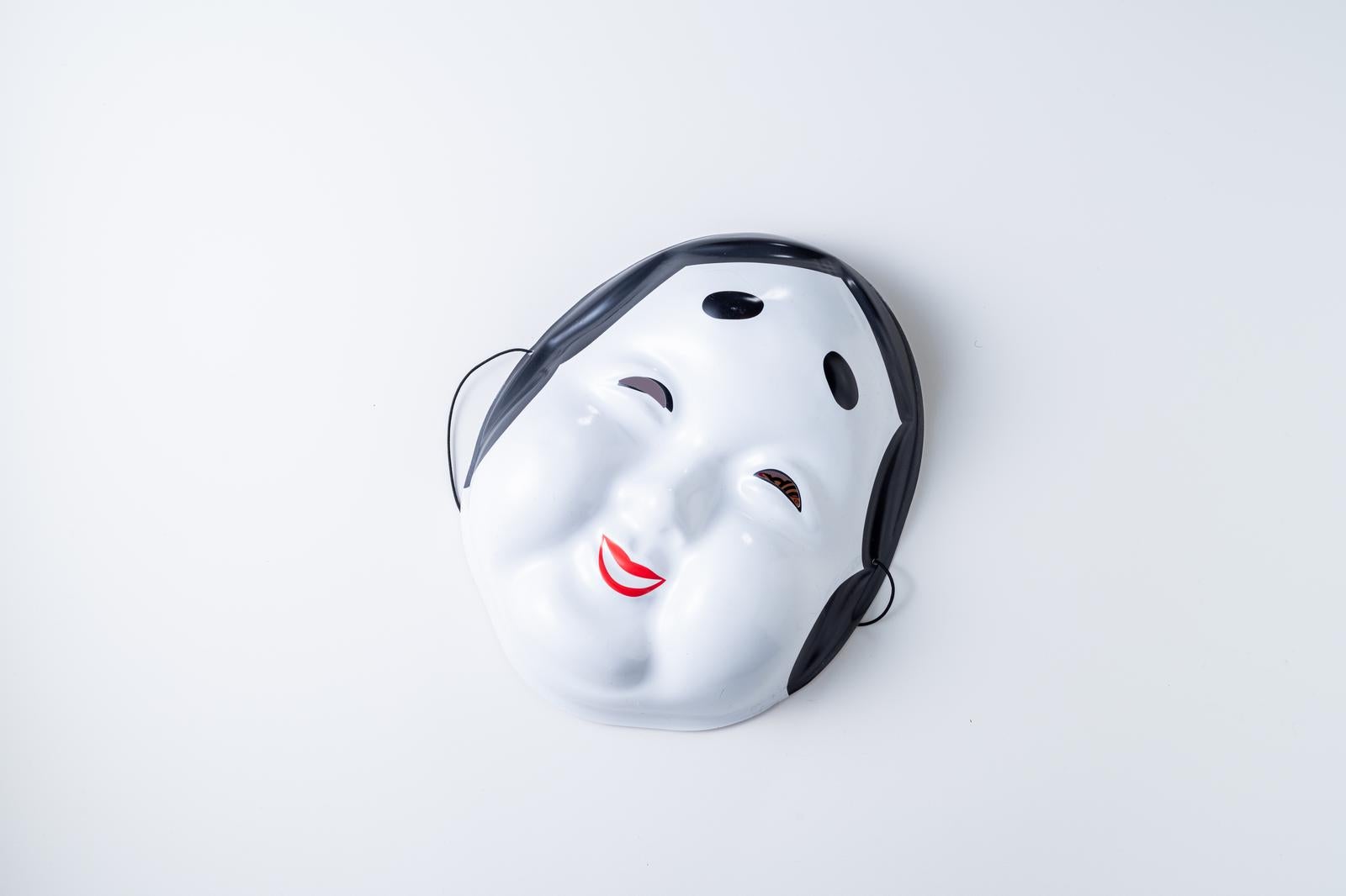 「日本の伝統的な白塗り面」の写真