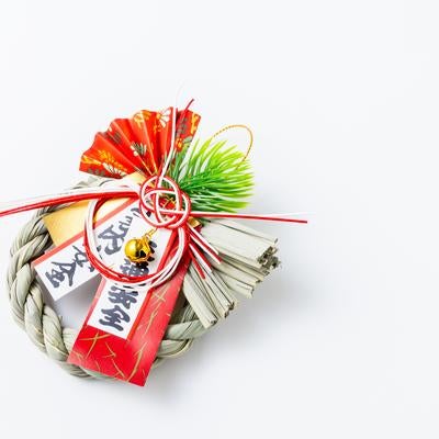 しめ縄に御札と松飾りを組み合わせた正月飾りの写真