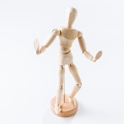 実は左方向に回ってます。木製の関節人形の写真