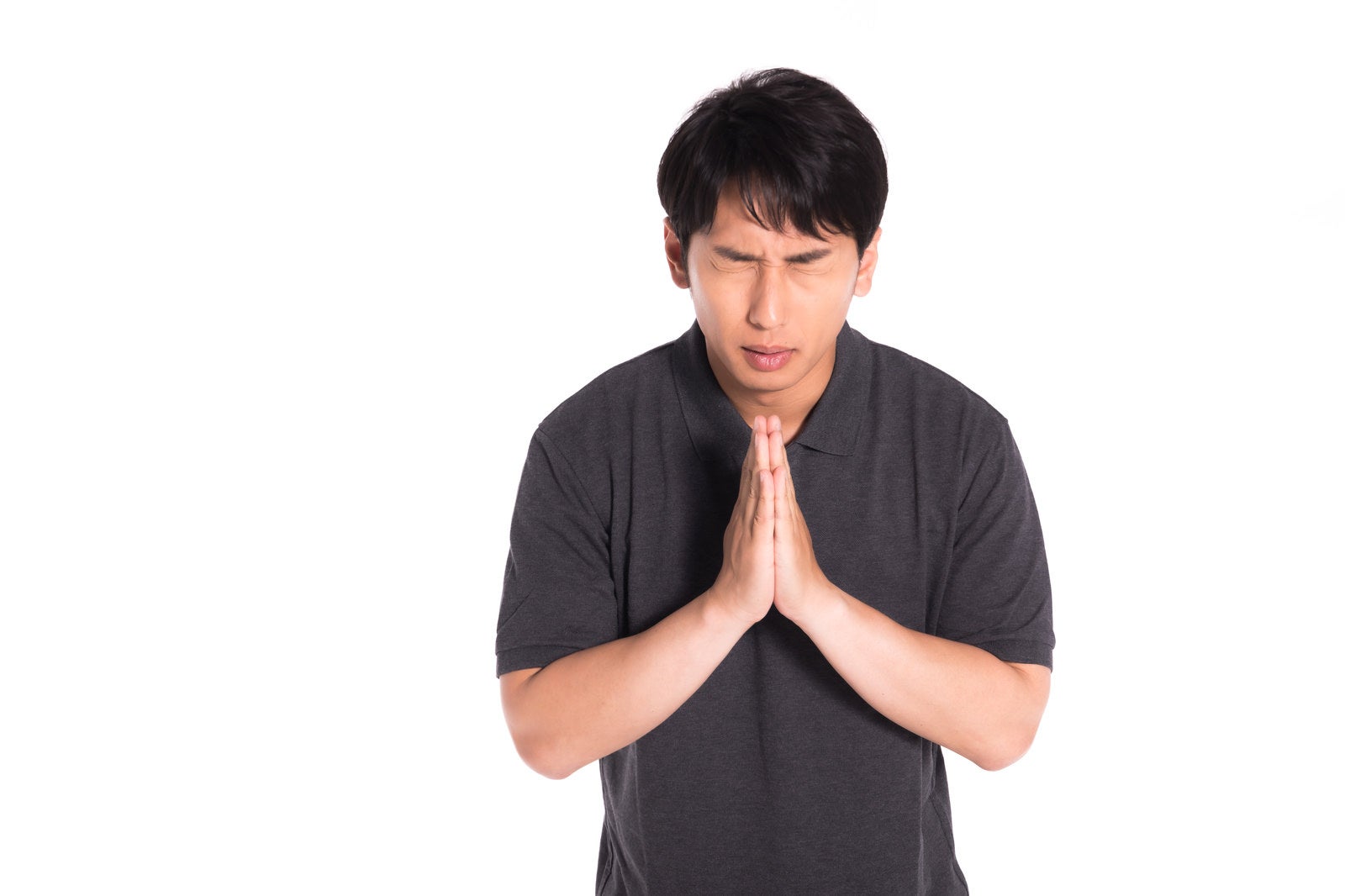 「手を合わせて祈願する男性」の写真［モデル：大川竜弥］