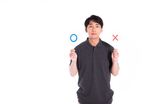 正解か不正解かジャッジする男性