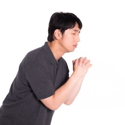目を閉じて祈願する男性の写真