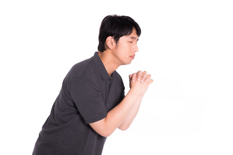 目を閉じて祈願する男性の写真