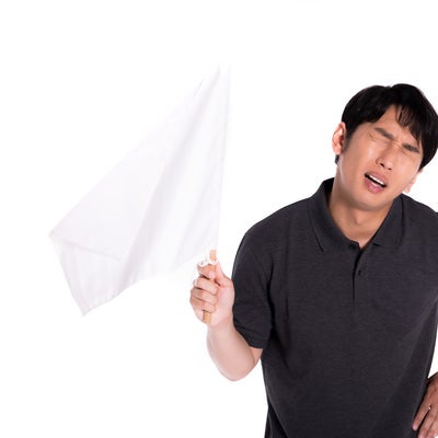 白旗を上げる男性の写真