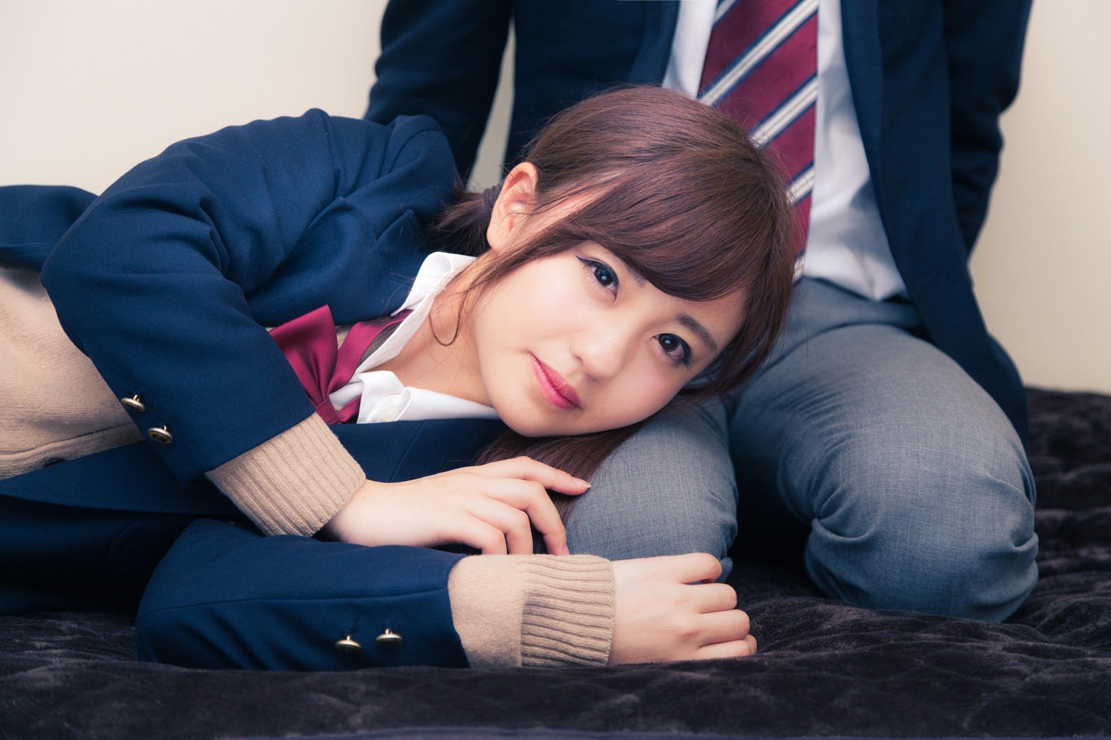 「彼氏に膝枕をしてもらいご満悦の女子高生」の写真［モデル：河村友歌］