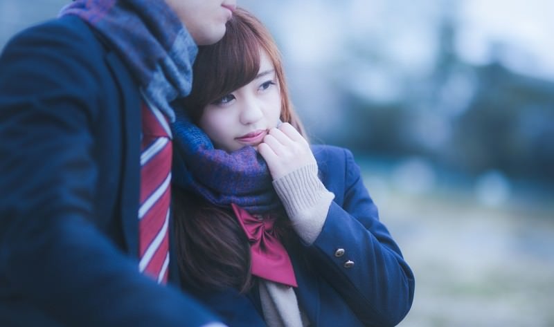 「ずっと一緒だよ・・」彼のマフラーをぎゅっと掴んだ女子高生
