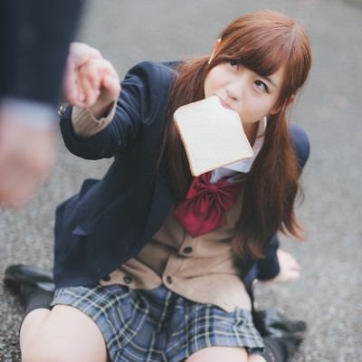 食パンを咥えた女子高生とぶつかるレアなケースの写真