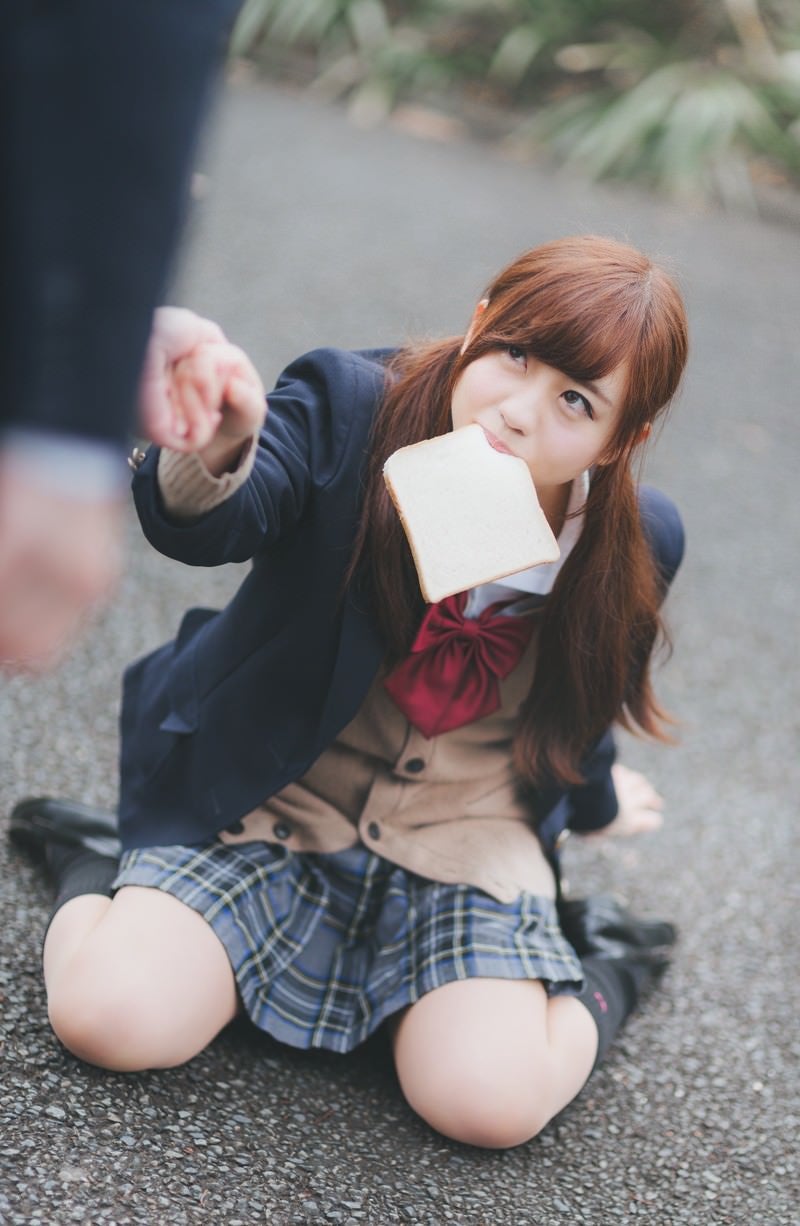 「食パンを咥えた女子高生とぶつかるレアなケース」の写真［モデル：河村友歌］