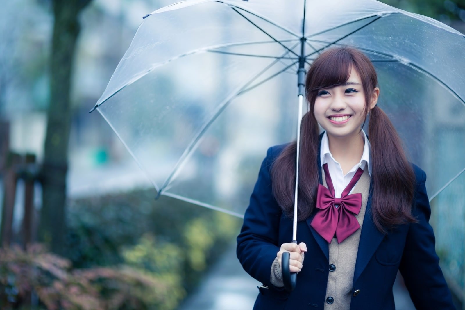 「傘を持ってるんそわしちゃう女子高生」の写真［モデル：河村友歌］
