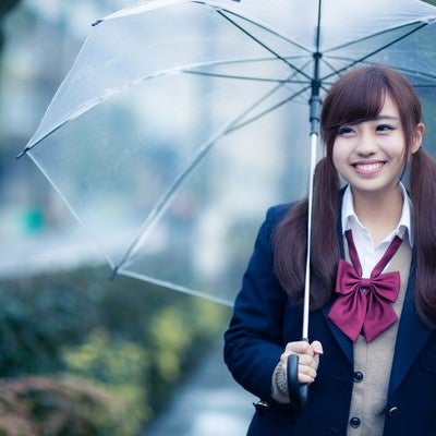傘を持ってるんそわしちゃう女子高生の写真