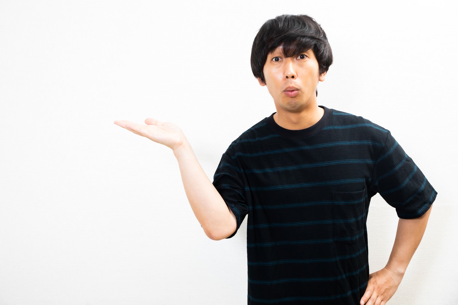 「口をすぼめて説明する男性」の写真［モデル：大川竜弥］