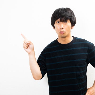 指をさして説明する男性の写真