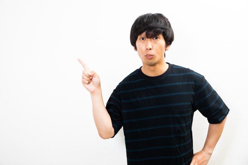 指をさして説明する男性の写真