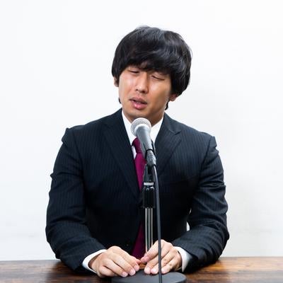 謝罪会見をする大川さんの写真