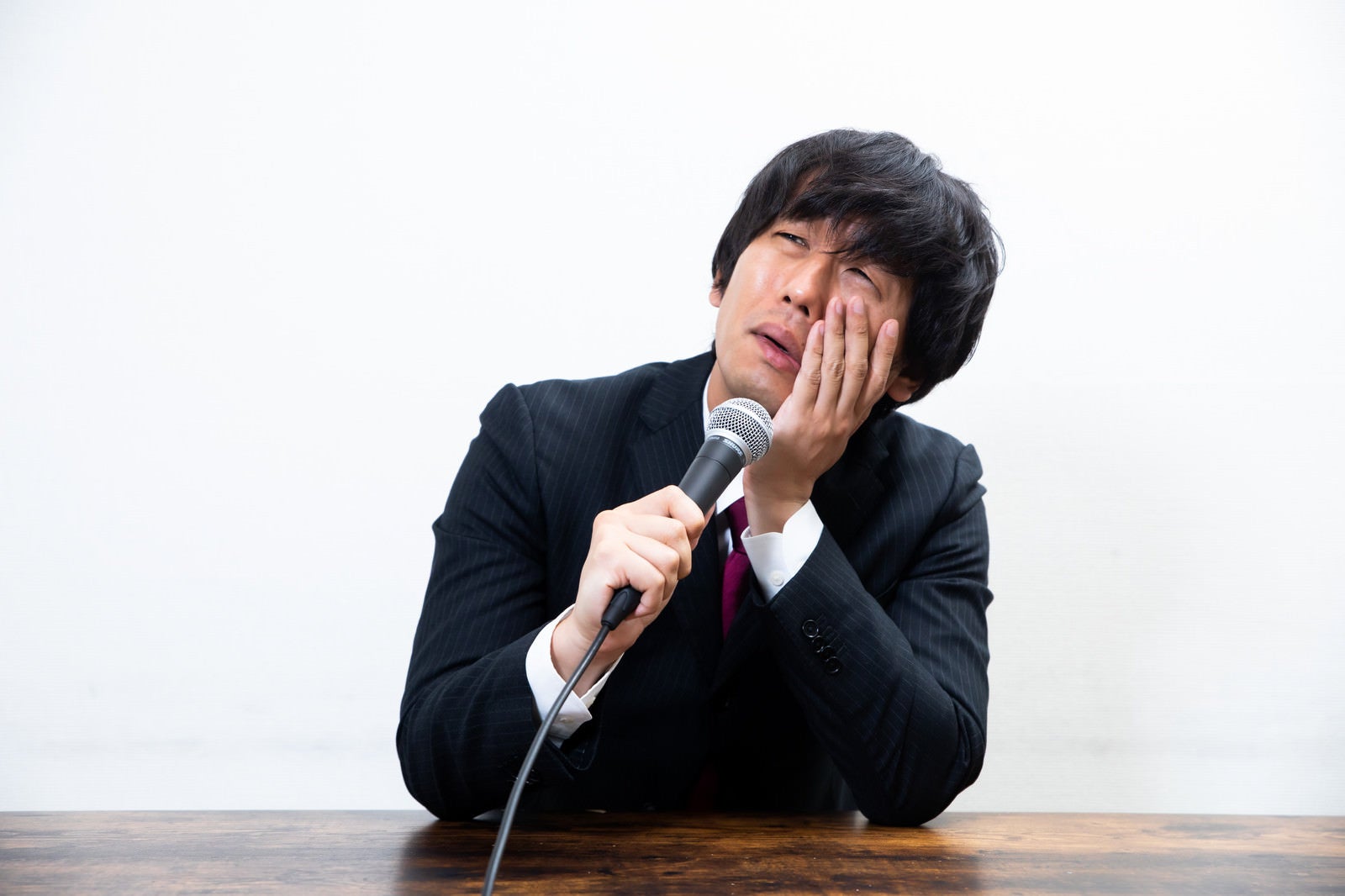 「記者会見中に涙する男性」の写真［モデル：大川竜弥］