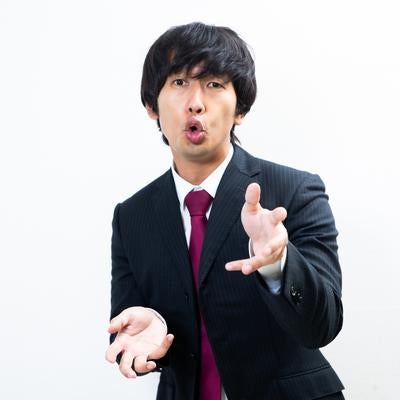 講師のしかめっ面とオーバーリアクションの写真