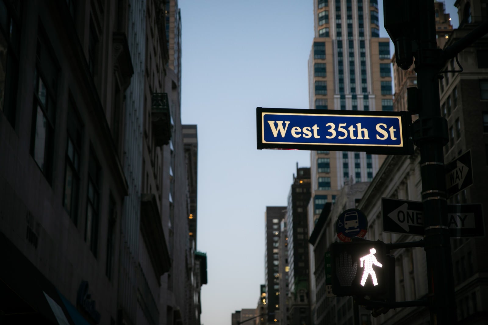 「ニューヨークのストリートサインと歩行者用信号」の写真