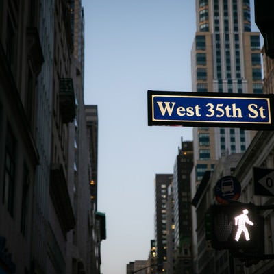 ニューヨークのストリートサインと歩行者用信号の写真