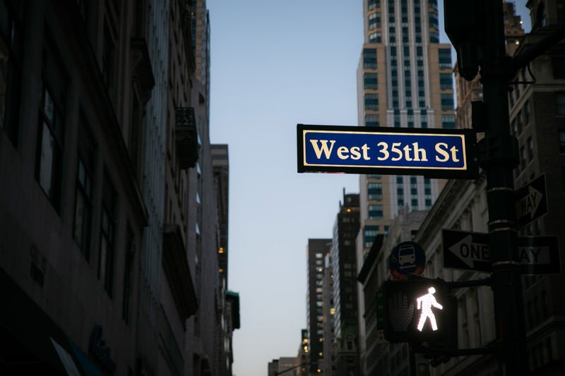 ニューヨークのストリートサインと歩行者用信号の写真