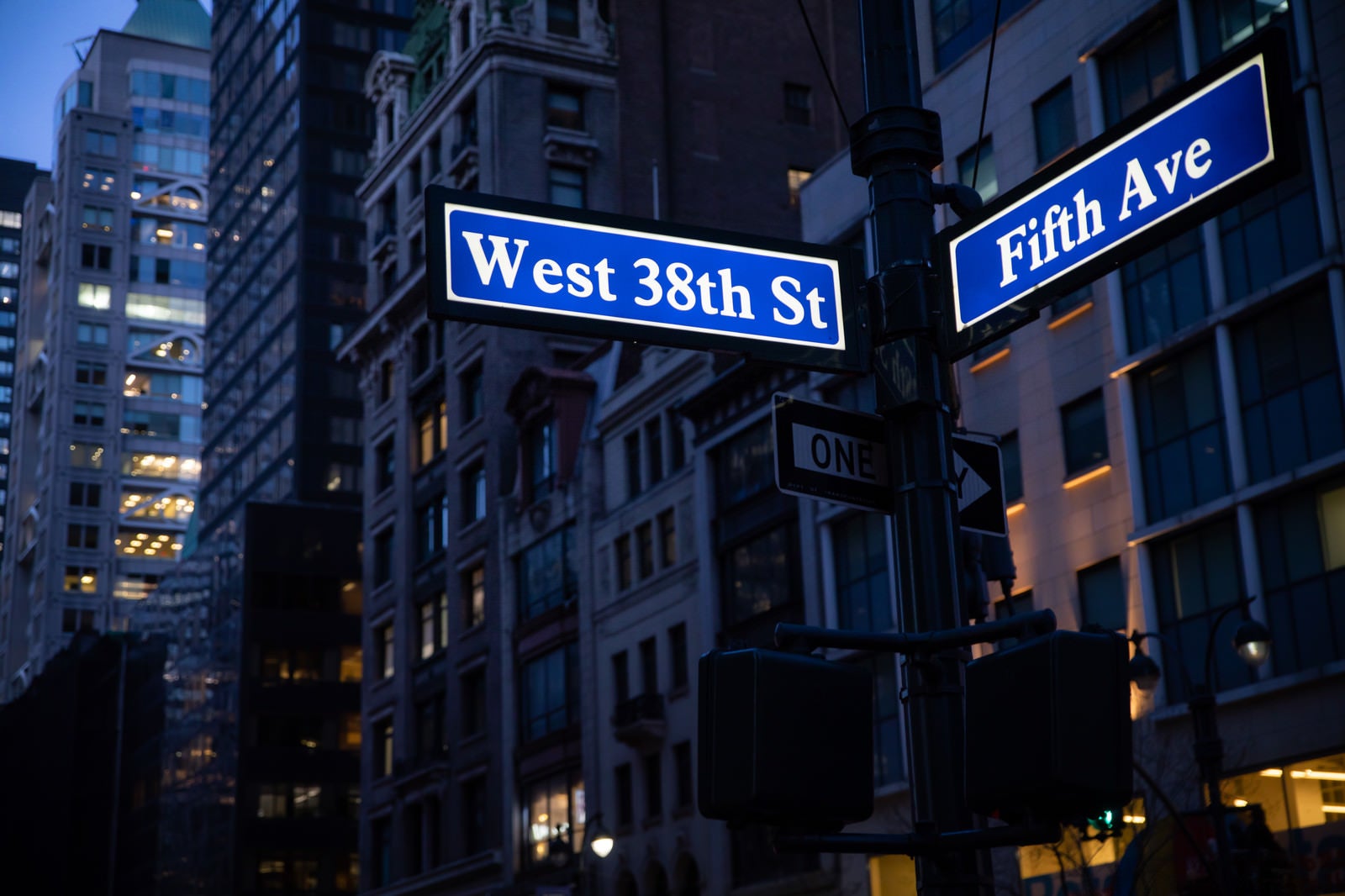 「ニューヨークの街並みとストリートサイン」の写真