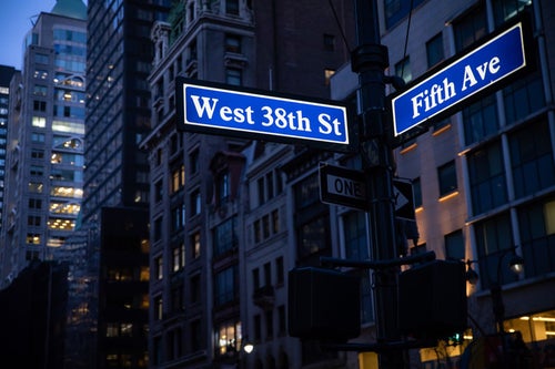 ニューヨークの街並みとストリートサインの写真