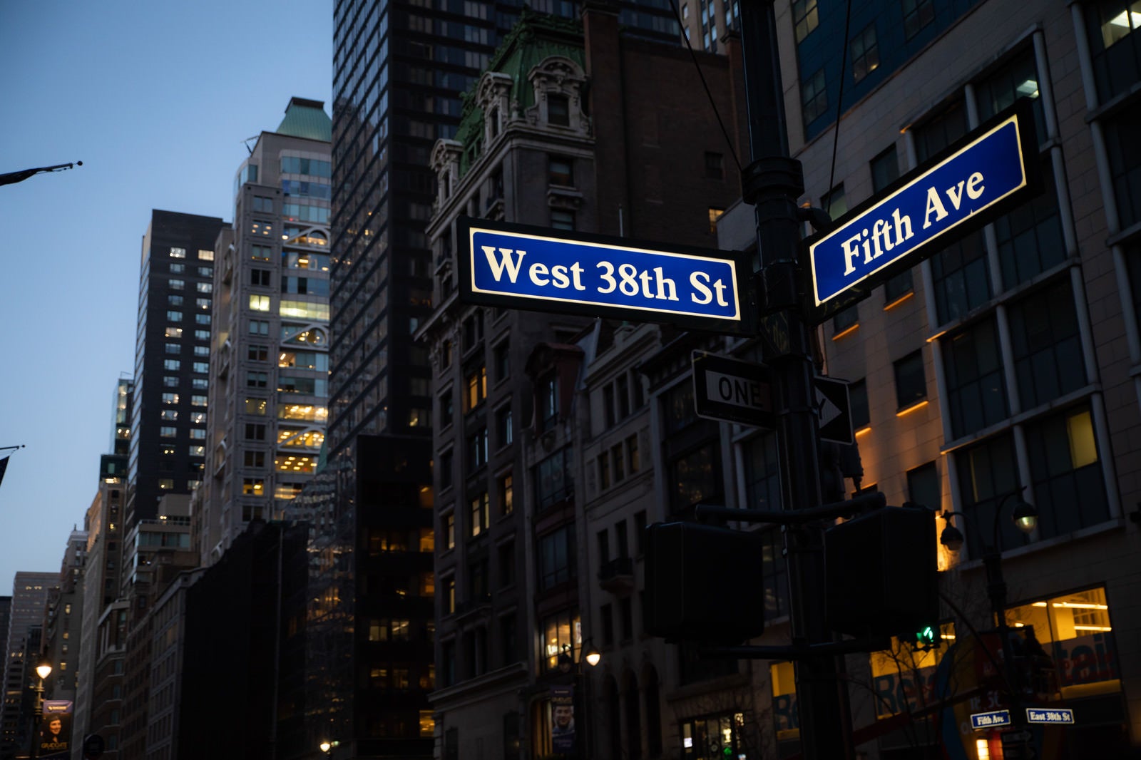 「ニューヨークに建ち並ぶビルとストリートサイン」の写真