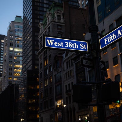 ニューヨークに建ち並ぶビルとストリートサインの写真