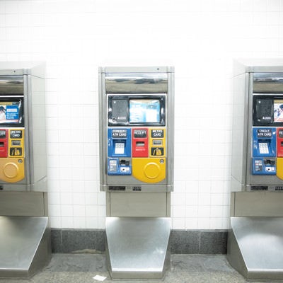 セレクトバス停留所に設置してある券売機（ニューヨーク）の写真