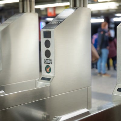 ニューヨークの地下鉄の改札機の写真