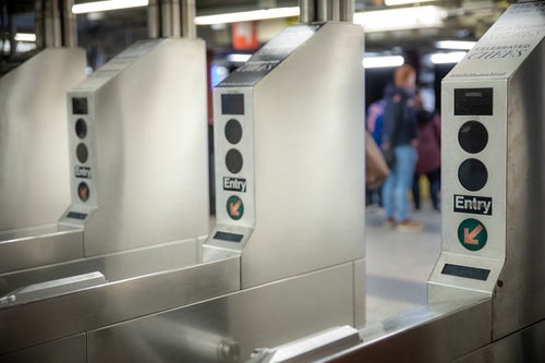 ニューヨークの地下鉄の改札機の写真