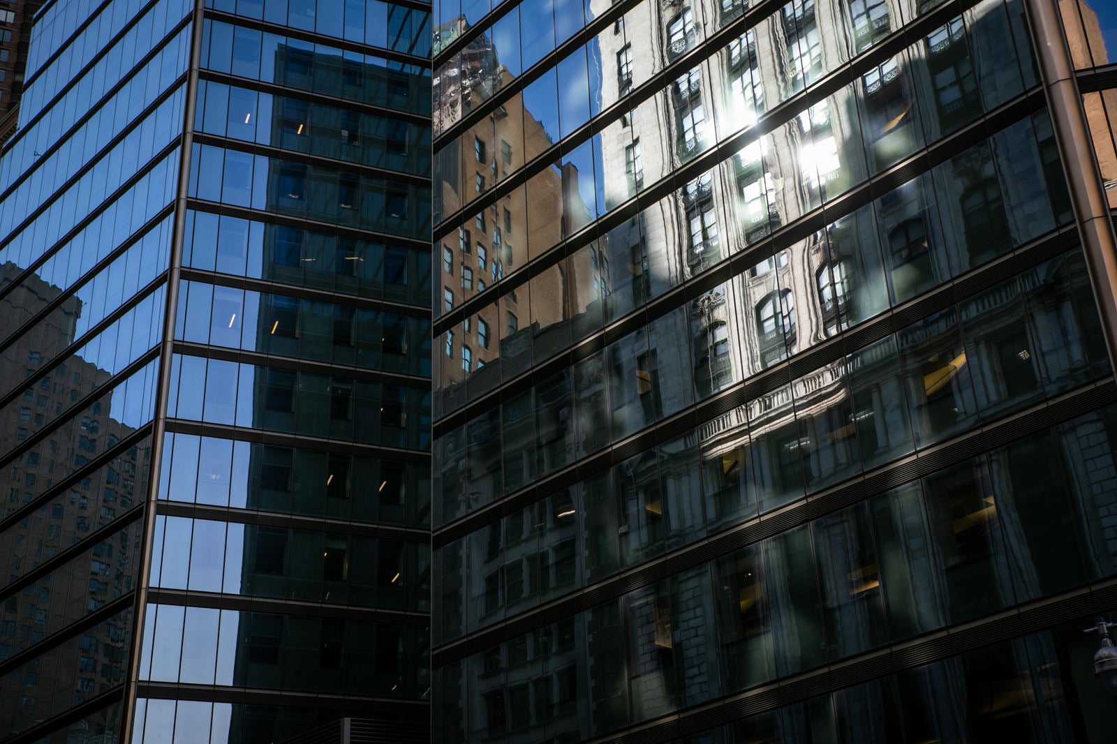 「高層ビルのガラス窓に反射する街並み（ニューヨーク）」の写真