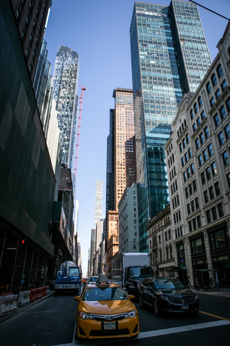 「ニューヨークのビル群とイエローキャブ」の写真