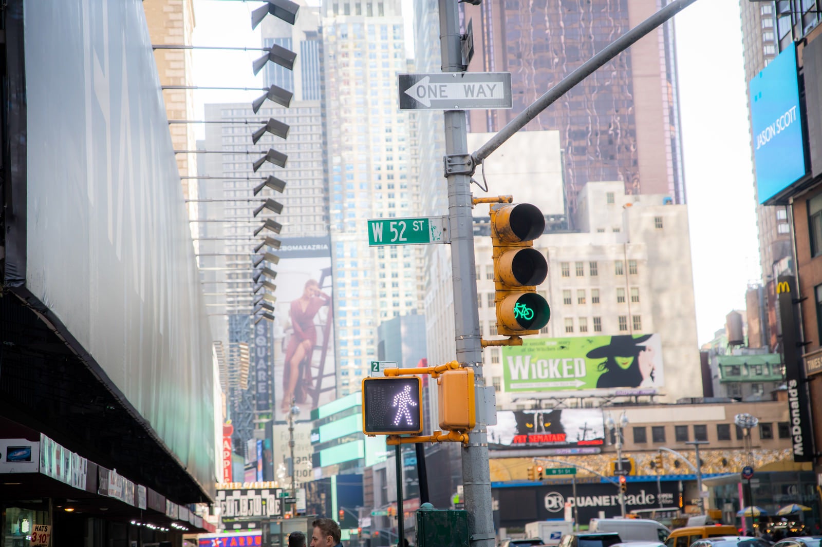 「ニューヨークの街並みと信号機（歩行者）」の写真