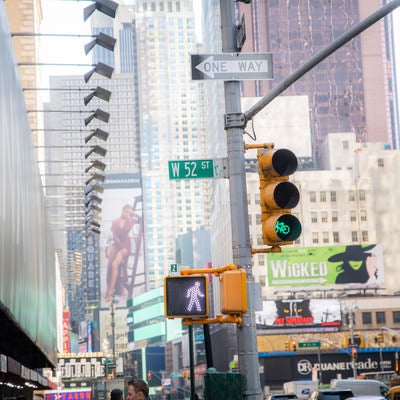 ニューヨークの街並みと信号機（歩行者）の写真