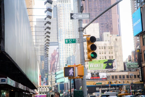 ニューヨークの街並みと信号機（歩行者）の写真