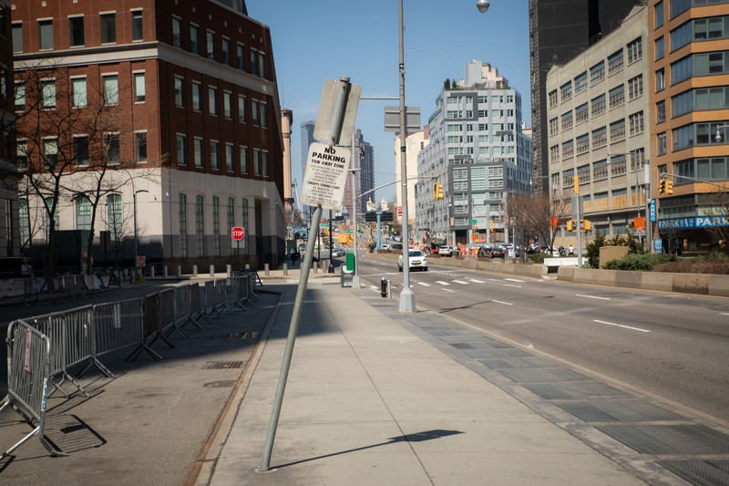 折れた標識と歩道（ニューヨーク）の写真