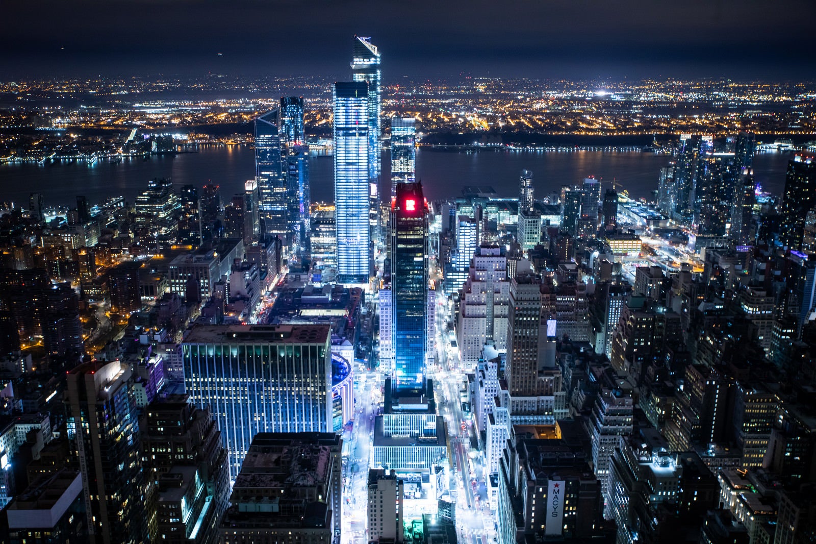 「ニューヨークの夜景に浮かび上がる高層ビル」の写真