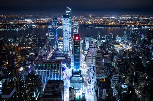 ニューヨークの夜景に浮かび上がる高層ビルの写真