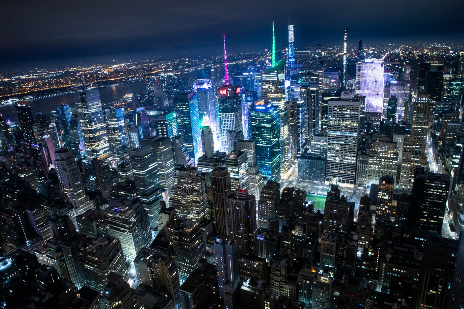 「ニューヨークに聳え立つビル群の夜景」の写真