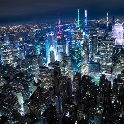 ニューヨークに聳え立つビル群の夜景の写真
