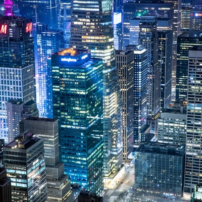 カラフルに彩るニューヨークの夜景の写真