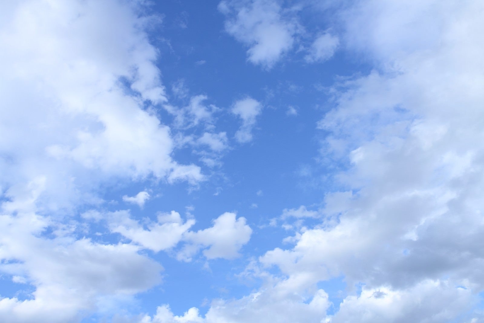 「青空と雲・今日もいい天気」の写真