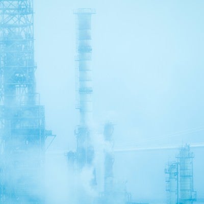 霧と工場の写真