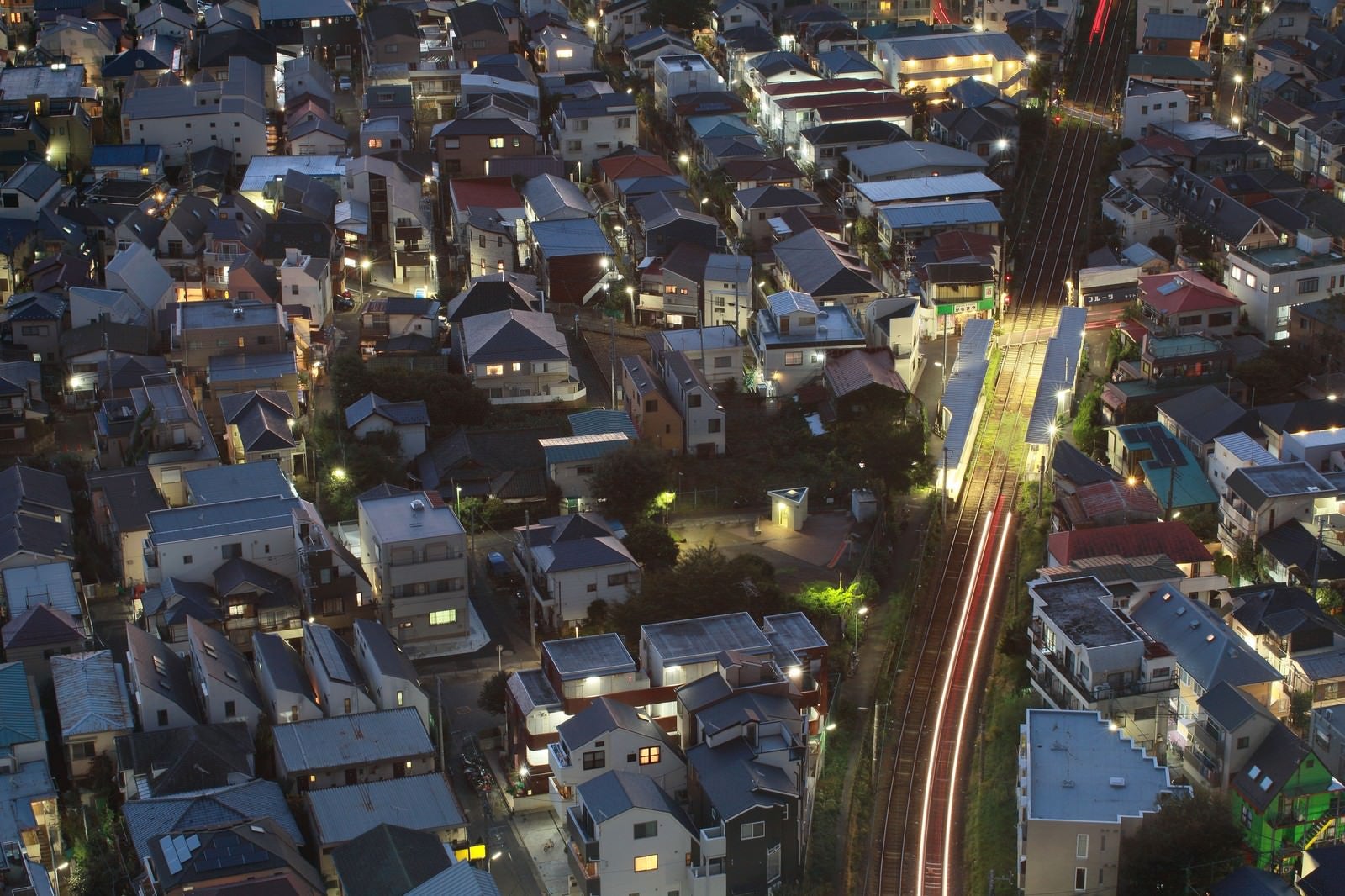 「東京夜景・家路を急ぐ光」の写真