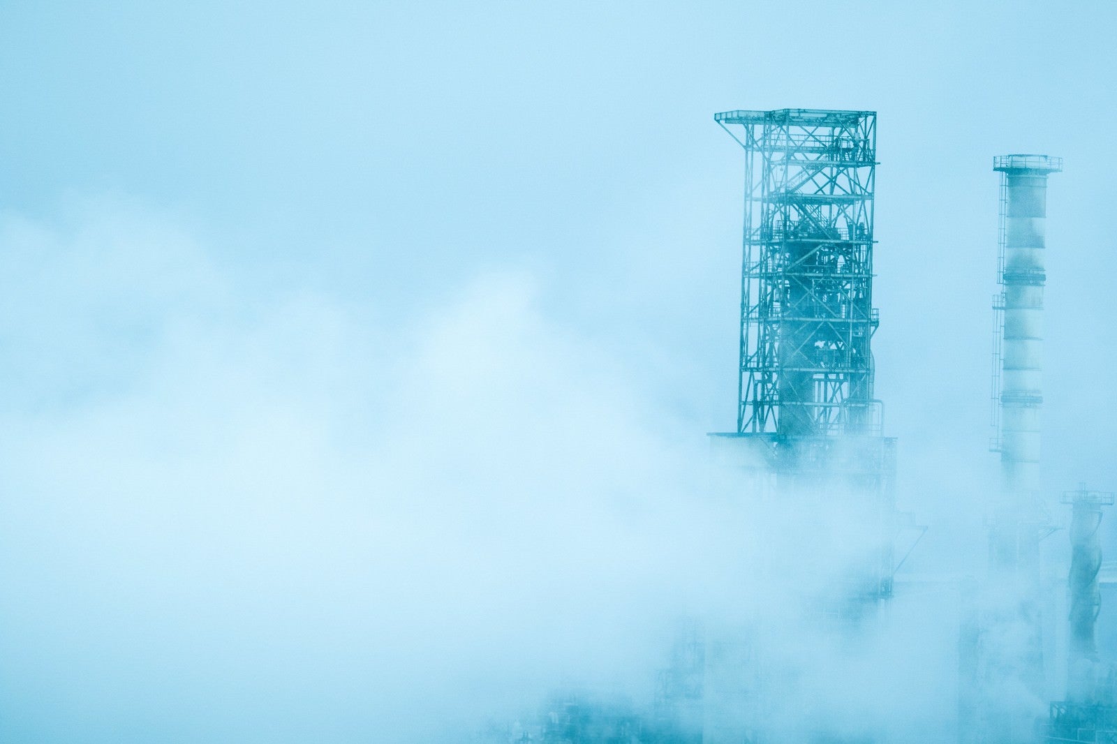 「霧に包まれた工場」の写真