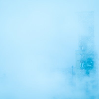 靄の中の工場の写真