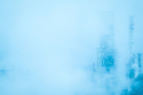 靄の中の工場の写真
