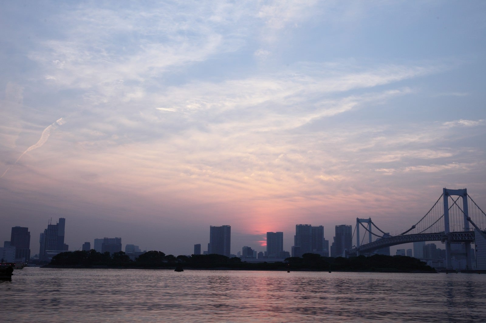 「夕焼けの東京お台場レインボーブリッジ周辺」の写真