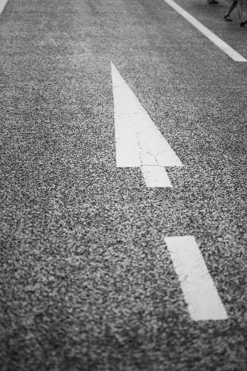 「行き先を示す暗示する道路」の写真