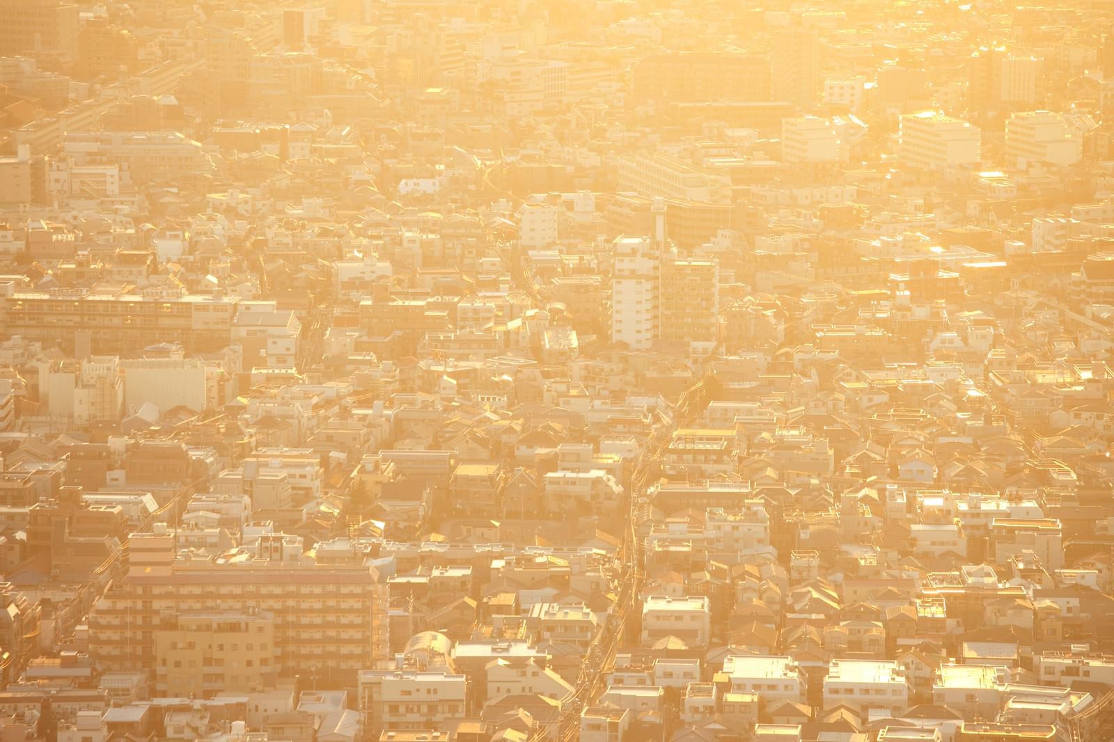 「夕焼けに染まる東京住宅街」の写真